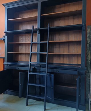 Estantería de madera con escalera