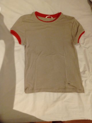 Camiseta beige con ribete rojo