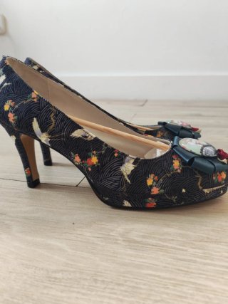 Zapatos negros y verdes con adorno