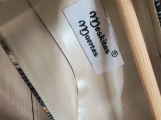 Zapatos negros y verdes con adorno