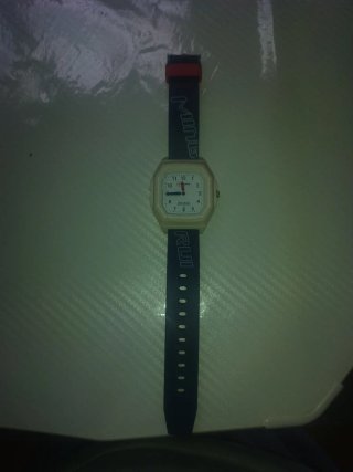 Reloj con correa negra