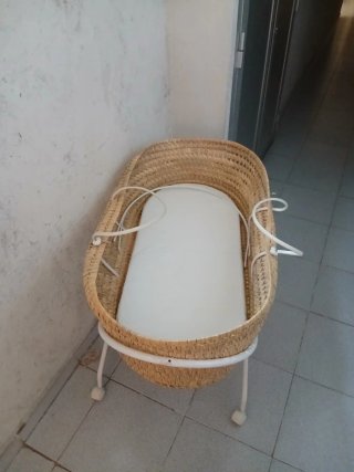 Moisés de mimbre con soporte