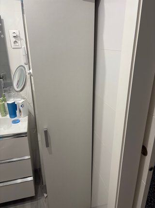 Mueble de baño gris y blanco