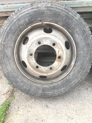 1 LLANTA CAMION   205 75 R17,5 PIRELLI 17,5 X6,00