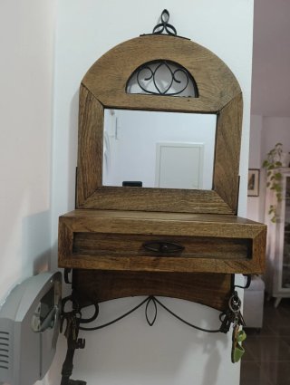 Portallaves de madera con espejo