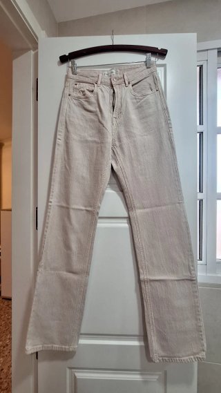 Pantalón beige Stradivarius