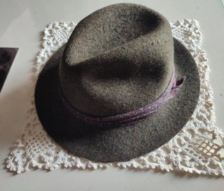 Sombrero marrón con cinta multicolor