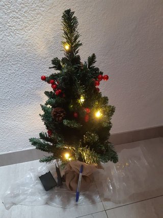 OFFERTA. DUE alberi di Natale artificiali con luci LED