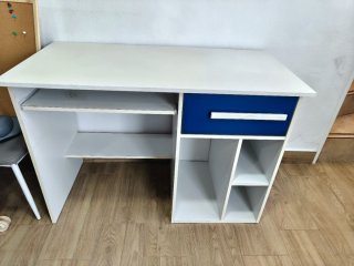 Escritorio Blanco y Azul