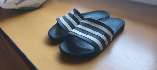 Chanclas Adidas Negras con Rayas Blancas