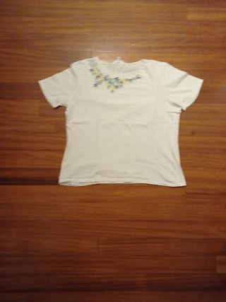 Camiseta blanca con bordado floral