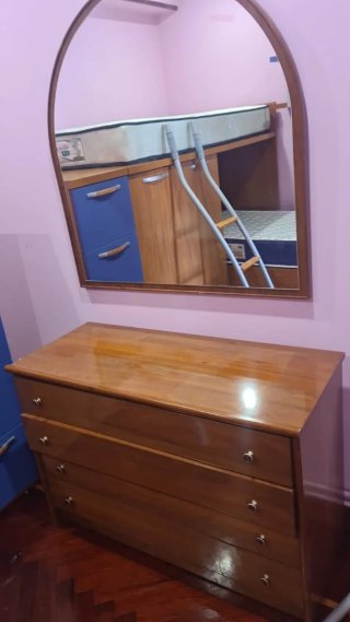 Cómoda y Espejo de Madera