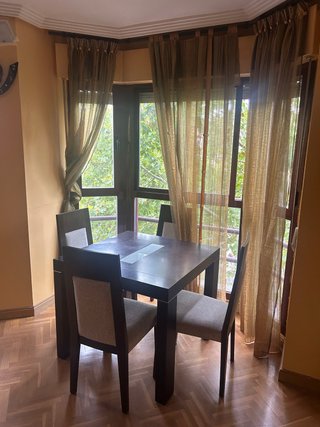 Mesa de comedor con 4 sillas