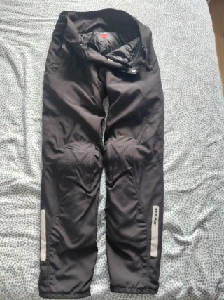 Conjunto de moto Dainese en color negro