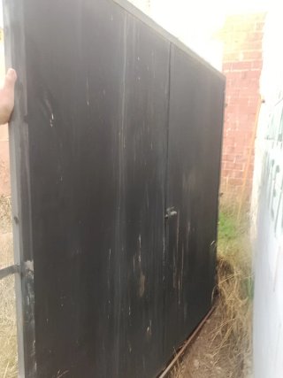 Puertas metálicas negras