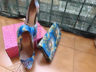 Tacones y bolso fiesta pavo real