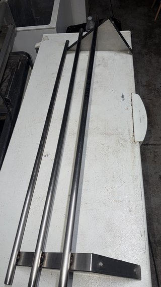 Estantería de acero 1.35x0.35m en buen estaso
