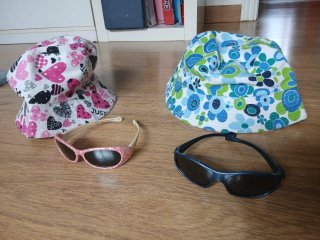 Set de 2 Gorros y Gafas de Sol