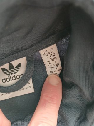 Sudadera Adidas con logo tricolor