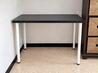 Mesa de escritorio negra y blanca