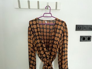 Vestido midi cruzado estampado lunares