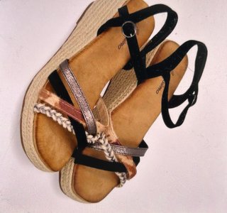 Sandalias de cuña con tiras multicolor