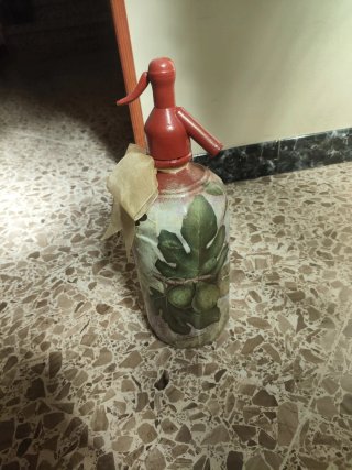 Botella de sifón antigua decorada