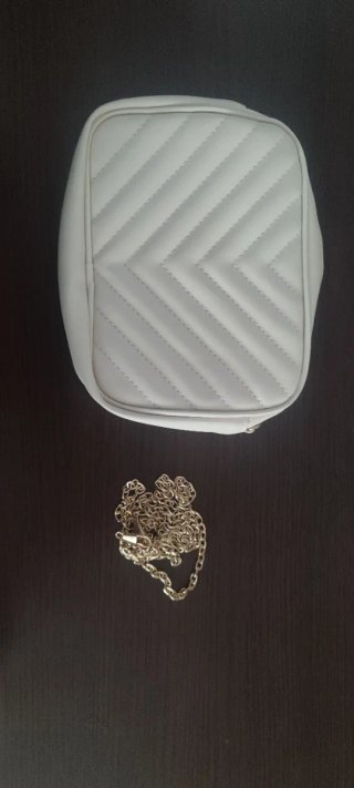 Bolso blanco con cadena nuevo no tiene marca