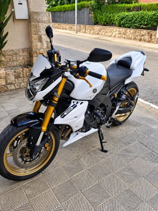 Yamaha FZ8 Naked Blanca y Dorada