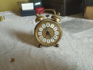 Reloj despertador dorado antiguo