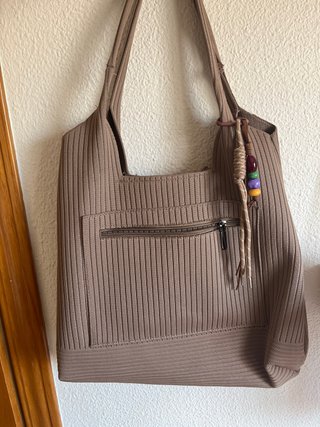 Bolso marrón con abalorios