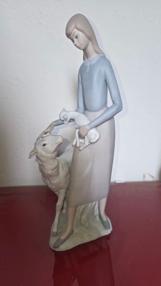 Figura de Porcelana Lladró Campesina con Ovejas