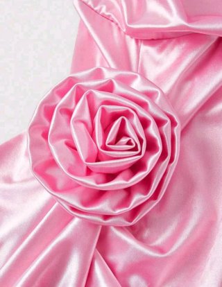 Vestido Elegante Rosa con Detalle de Flor