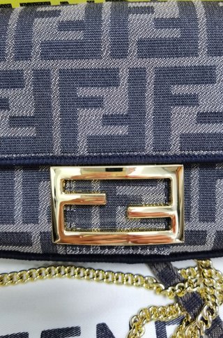 Borsa mini Fendi Baguette con catena