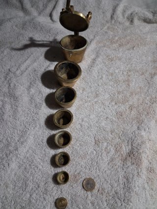 Antiguo juego de 7 pesas de latón con caja