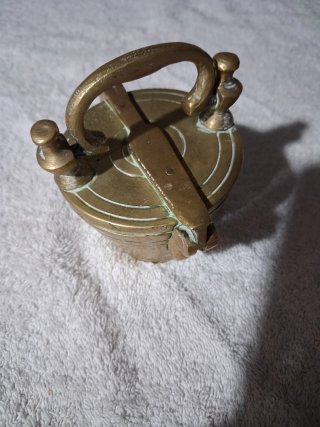Antiguo juego de 7 pesas de latón con caja