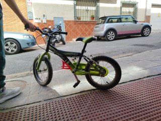 Bicicleta infantil verde y negra