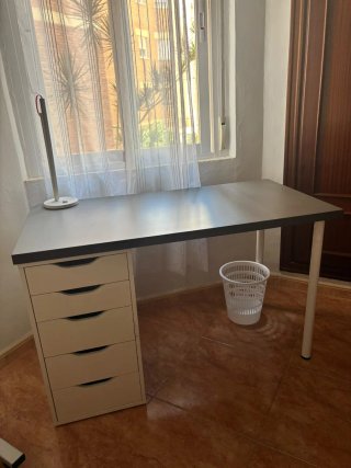 Escritorio gris y blanco con cajonera