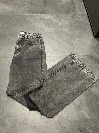 Pantalón vaquero roto gris