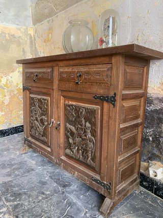 Mueble antiguo de madera con tallado
