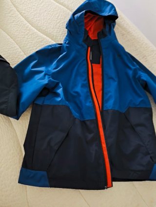 Chaqueta impermeable azul y negra