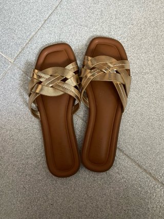 Sandalias planas doradas y marrón Primark