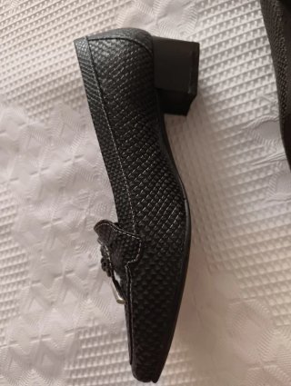 Zapatos REULA LUIS Negros con puntos grises .