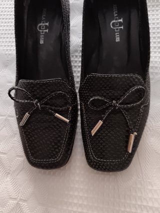 Zapatos REULA LUIS Negros con puntos grises .