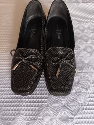 Zapatos REULA LUIS Negros con puntos grises .