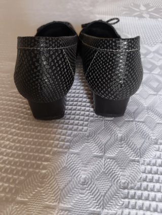 Zapatos REULA LUIS Negros con puntos grises .