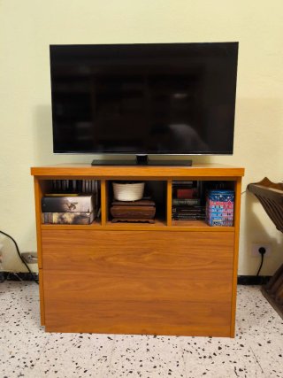 Mueble Auxiliar de madera con cajón lateral.
