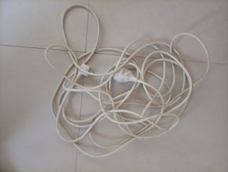 Cable blanco con enchufe Schuko