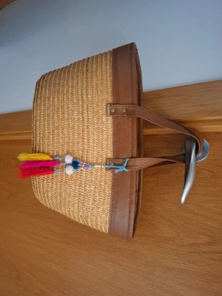 Bolso de rafia con detalles de cuero y pompones