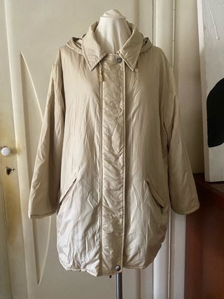 Chaquetón beige con capucha